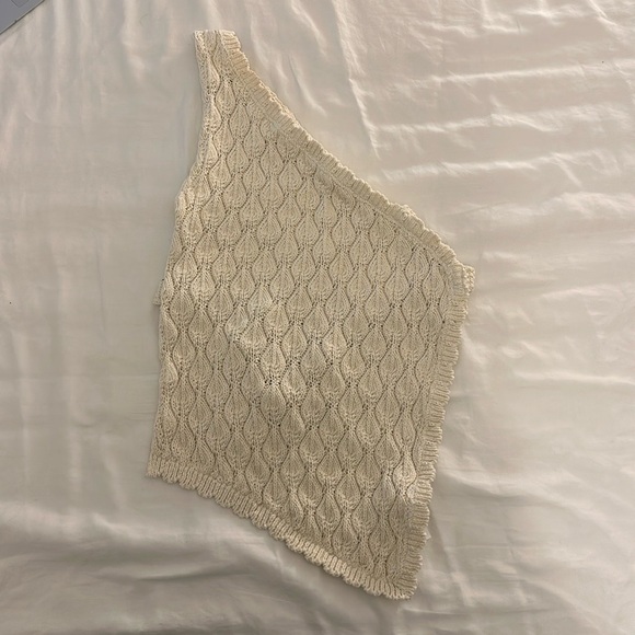 Asymmetrical backless crochet top - Picture 2 of 5